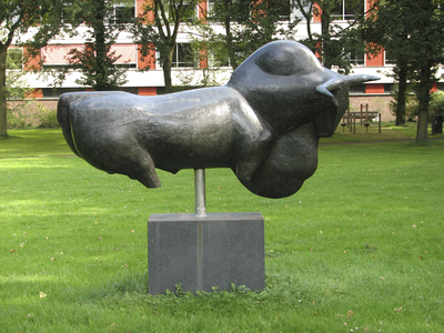 906045 Afbeelding van het bronzen beeldhouwwerk 'Wending' van Wien Cobbenhagen (1950-2015), in 1988 geplaatst in Park ...